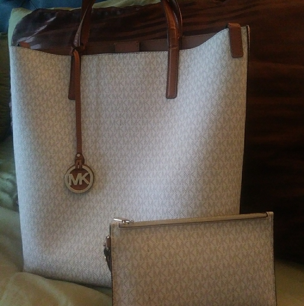 Authentic Michael Kors Tote With Matching Wristlet